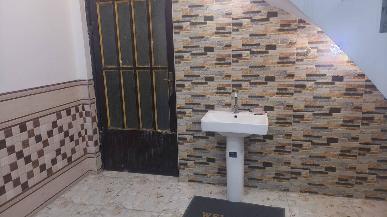 بيت زراعي بناء حديث مساحة ٤٠٠ بناء طابوك سقف كونكريت غرف ٢ صاله مطبخ ديوانيه صحيات هول حديقة خدمات ماء كهرباء شارع تبليط ناحية فضليه قريبة الزهراء شارع ال دبي بيت قريب عله شارع العام سعر ٨٨ وبي مجال وتصال عله *********** وتصال عله واتساب
