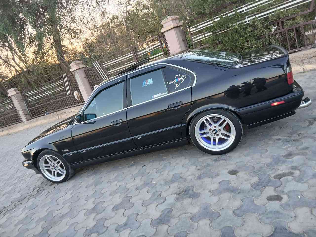 سلام عليكم 
525i وارد ياباني 
رقم انبار بسمي تحويل مباشر
كير مكينه مكفولات 
صدر أمامي خلفي جديد 
كهربائياتها كلها شغاله 
غرفه جديده 
سلايت شغال 
تبريد شغال بس كمبريسر بيها ضعف 
مكفوله من ضربه بخ جماليه فقط 
سياره متعوب عليه مال جناي 
مكان سياره الانبار فلوجه 
سعر 68 بيها مجال بسيط 
***********
