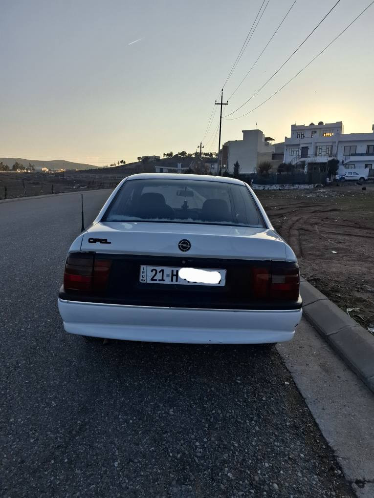 ئۆپڵ ڤیکترا ١٩٩٥ مەکینە ٢٠ 
سەنەوی تازەیە تا ٢٠٣٠ مانگی ٧  بەناوی خۆمەوەیە 
بێ تەقەو رەقە سڵایدە چوار تایەی لۆکی لەسەرە تازە بەستراوە کارەبایات کامل بەشەرت رایتەر گەرمی بە شەرت تازە گۆراوە یەک چاملخ بێ ناو گرتن بە شەرتی گێر و مەکینە
 چمچماڵ
***********
*********** شمشمل, السليمانية
