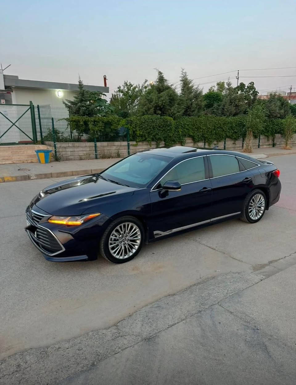 به ناوي خواي گه وره

تويتا ئه ڤه لون ٢٠٢١فول فول مواسه فات 

ناوقه يسي داتاشو. سلايد كوشن گه رمو سارد 

لايتي بيشو بشتي ليده به سمه  

راداري هه رچوار لا  بريك به سمه 

گير سبورتو نورمالو ايكؤ 

له ئه فه لؤنا له وه فولتري نيه

دوبارجه ي بؤياغه  بيناو

٤٩مايل رؤشتوه شوختو سارد ته رزه ي نيه

به شه رتي هه مو شتي. ديناريك مه سروفي نيه 

٢٢٩گه لاو  كه ميك محامه له

رنگي نيله له گه ل ره شا فه رقيكي واي نيه 

*********** رانية, السليمانية
