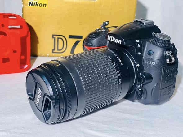 كامره نيكون D7000 
السعر جدا رخيص✅
عدسه ٧٠/٣٠٠
شاحنه جلاتين 
بطاريات ثنين 
كارتون حزام 
قبل كامره 
***********
