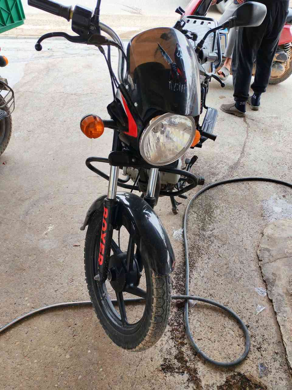 السلام عليكم دراجه بوكسر للبيع موديل 2021 بشهر 12 يعني 2022 شكل 2022 الدراجه خير من الله  ما بيهه اي نقص نضافه مثل بل صور، ،، اوراق اصولي شرط الترقيم   مكان ديالى بعقوبه السعر 1400 وبيهه مجال قليل حك الجيه، ،،، الرقم    ***********
