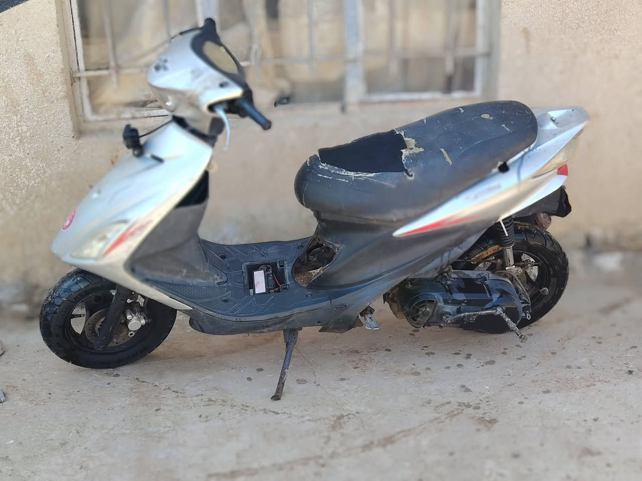 السلام عليكم ادرس ياباني للبيع الدراجه بيها لاستيك ولف كهربائيات شغاله هندر تشتغل بخدمت الشراي مديل ٢٢ ب٢٥٠ وبيها مجال


**إذا كنت صاحب هذا الإعلان وتريد حذفه لأي سبب، رجاءا أرسل رسالة إلى الدعم الفني**