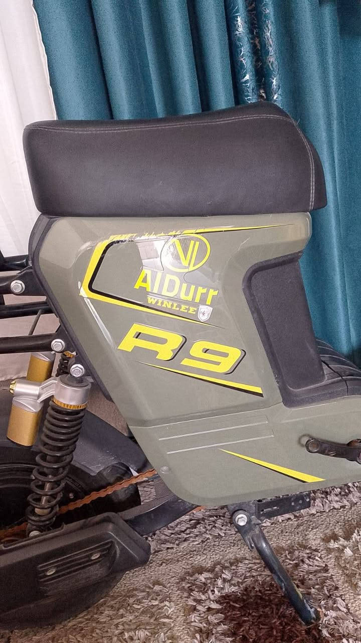 السلام عليكم R9 للبيع فقط استعمال  مال بيت روحه ورجعة من سوك للبيت  بطاريات 32 امبير وينلي الاصلي مع شاحنة وينلي وكيل كاملة من كلشي ما بيها نقص تفتح سويج وتطلع اريدها 450 وبيها مجال قليل حك الجية تواصل  *********** واتساب
