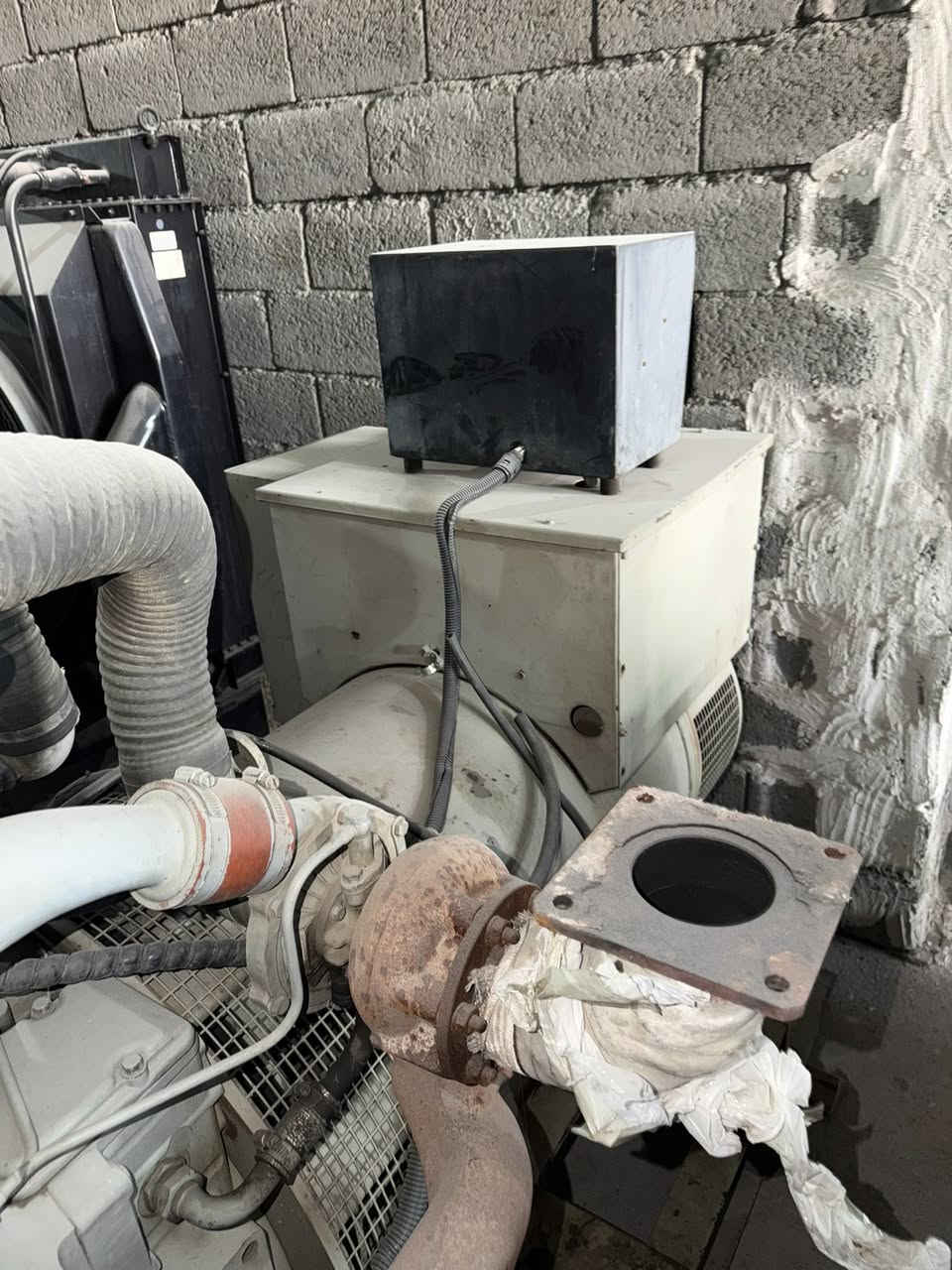 سلام عليكم مولدة دايو 8 سلندر 450kva
سلام عليكم مولدة دايو 8 سلندر 450kva
مولدة بلادي بشرط برغي ما مفتوح بيه 
لا صرف لا بخار نظيف جدا
 مشتغل قليل 
فول اوتو نظام حمايه   
للاستفسار الاتصال + واتساب ***********
