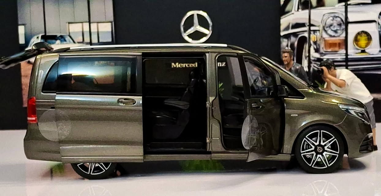 MERCEDES BENZ V CLASS 🏴‍☠️
NOREV 1/18
بتفتح ابواب ودهر السياره وباب جرار ..فرش شمواه ..دريكسيون متحكم بحركه العجل الامامي ..حجمها كبير ووزن عالي 
#diecast #مجسمات_سيارات #fyp #modelcar #mercedes 
#ماكيتات_سيارات

Mercedes-Benz 
Mercedes-Benz Egypt 
Ayman Rehan 
ماكيت لعربيتى diecast


**إذا كنت صاحب هذا الإعلان وتريد حذفه لأي سبب، رجاءا أرسل رسالة إلى الدعم الفني**