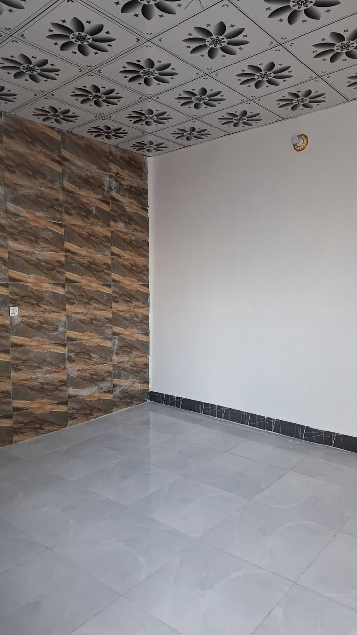 سلام عليكم  70متر للبيع اساس طابوك بناء بلوك وعكاده يحتوي على غرفه او صاله وستقبال شارع المطار بشارع علكم بشارع حاتم الخير نهايت المقرنص  ***********
