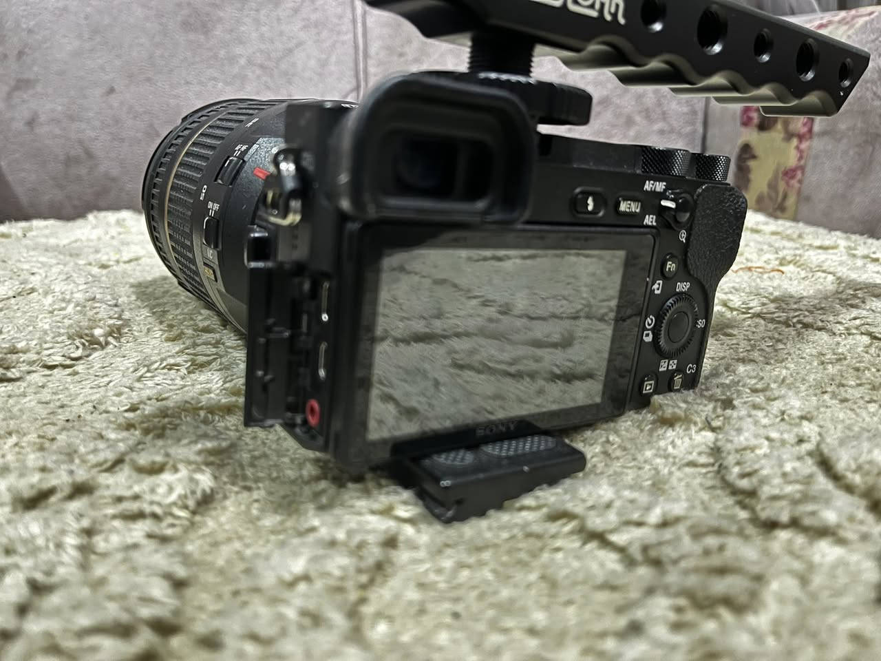 كامرا سوني a6500 مستعملة وياها بطارتين وشاحنة وكيبل
الكامرة شغالة كامل وما بيها اي مشاكل
ووياها عدستين الاصلية 16-50 والعدسة artestic 12mm f1.8
ووياها ادابتر لعدسات كانون وعدسة كانون تامرون 17-50 f2.8 
ووياها قبضة
الكامرة عارضها ب 725 الف دينار وبيها مجال بسيط
للتواصل ***********
