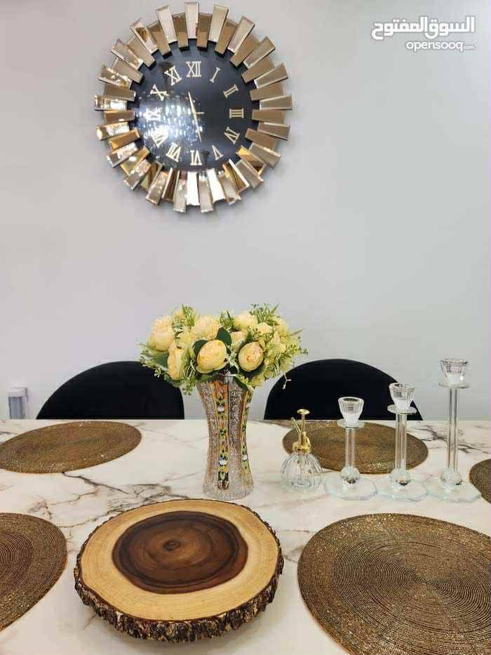 ميز إيطالي كبير ممستخددم للبيع ٦ كراسي قفللل مليون بدون تعامل ورجاء مايشتري ليدخل ويسال اتصال *********** مكان الاعضميه
