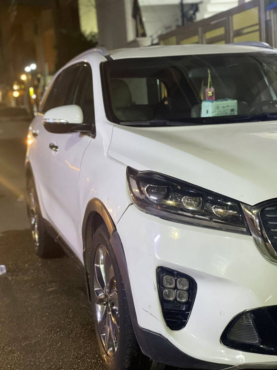 السلام عليكم كيا سورنتو موديل 18
سبعة راكب 
خليجي بيهة بارد قليل نص فول 
مكينة 6 سلندر 
كشنات أمامية كهربائية 
مكفولة كفالة عامة 
ماشية 160 ك،م 
مكانهة بغداد 

***********
