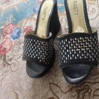 متوفر أحذية نسائي بكعب قياس 39 للتواصل والاستفسار مراسلة واتس اب 07804...