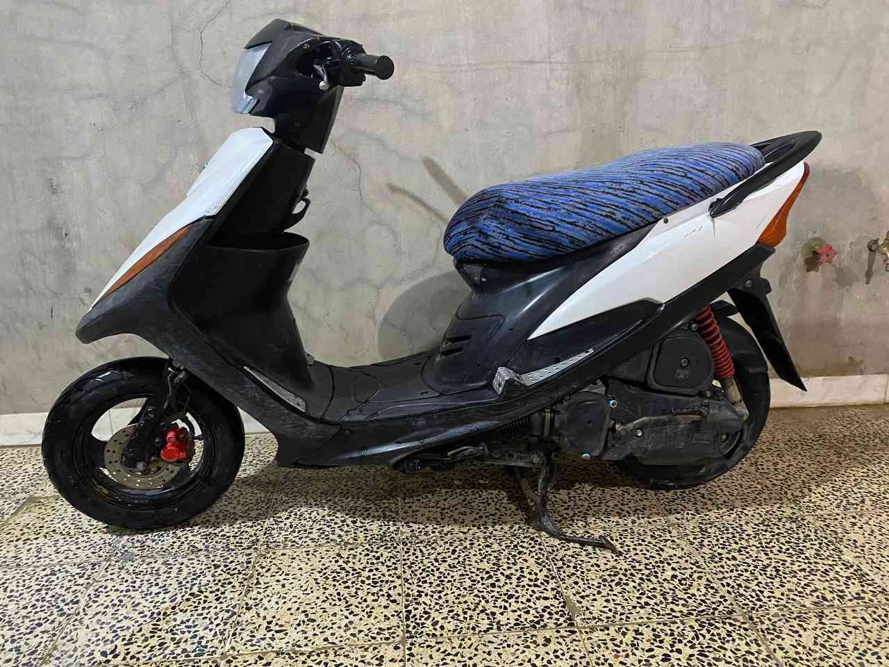 سلام عليكم ماكس سرعة120 للبيع 
كلشي ماعيزها غير دبلات كدام
السعر 350 وبي مجال بسيط 
الاتصال ***********
