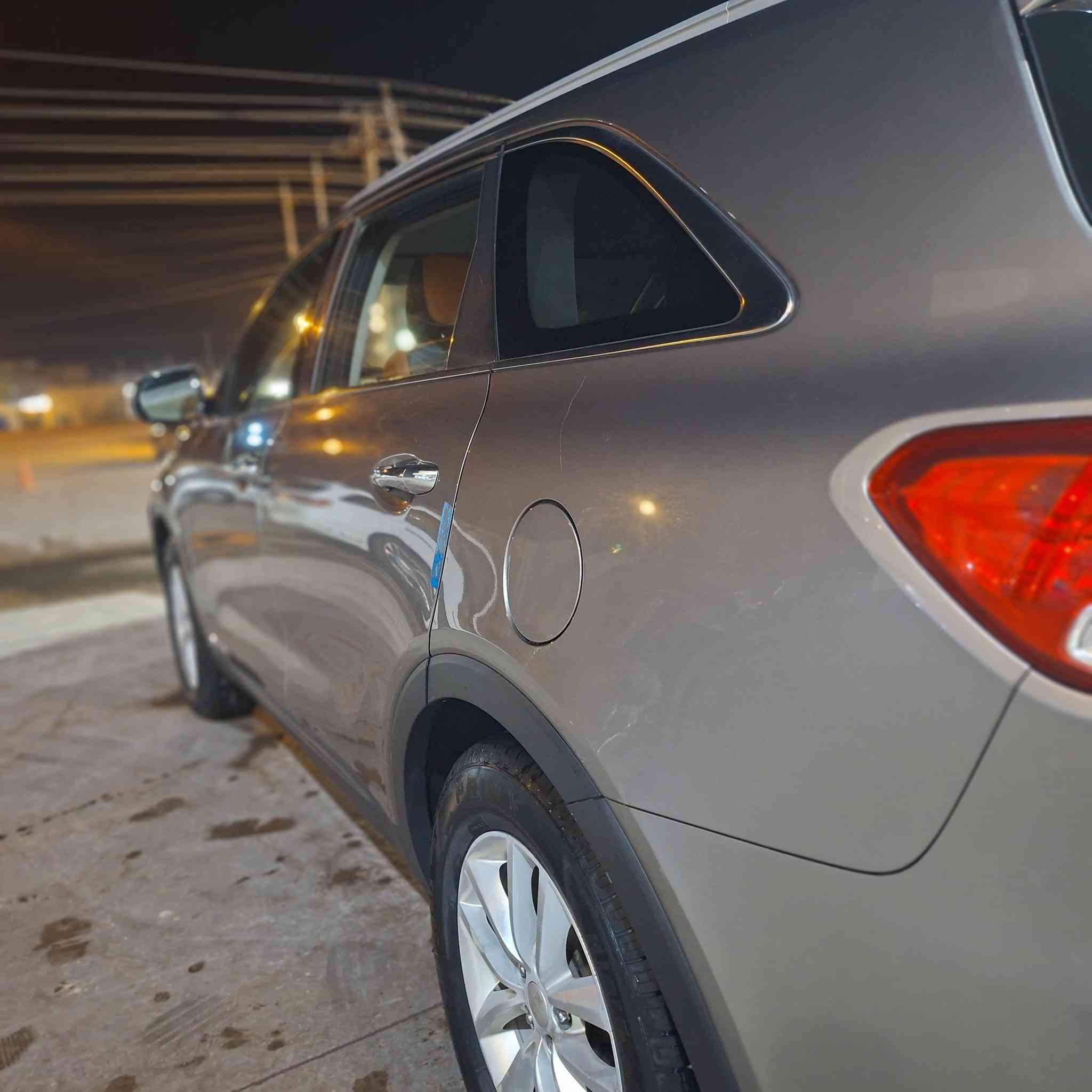 سورنتو 19 امريكي بيه قطعتين ماشيه 100 بنيد وجاملغ وبيه معجون بالجاملغ الخلفي وبيه خسفه بالقمارة ماتبين .
رقمه بغداد مشروع وطني مكانه بصره
6سلندر7 راكب
سعره 165 وبيه مجال 
مواصفات عاديه بيه كامره ومثبت سرعه بلوتوث المرايات كهرباء
***********
