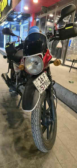 السلام عليكم 
دراجه بوكسر موديل ٢٢ مسجله ٢٠ سنويه و رقم بأسمي تحويل ثاني يوم الدراجه مو مال شغل مال استخدام شخصي روحه و جيه مجفته تجفيت شركه صار ٥ اشهر من جفتتها الله شاهد ما موكفتني جيب فيتر و تعال افحص 
السهر المطلوب 2,000,000 مليونين و بيها مجال 
*********** ما متواجد بالفيس موجود واتساب
