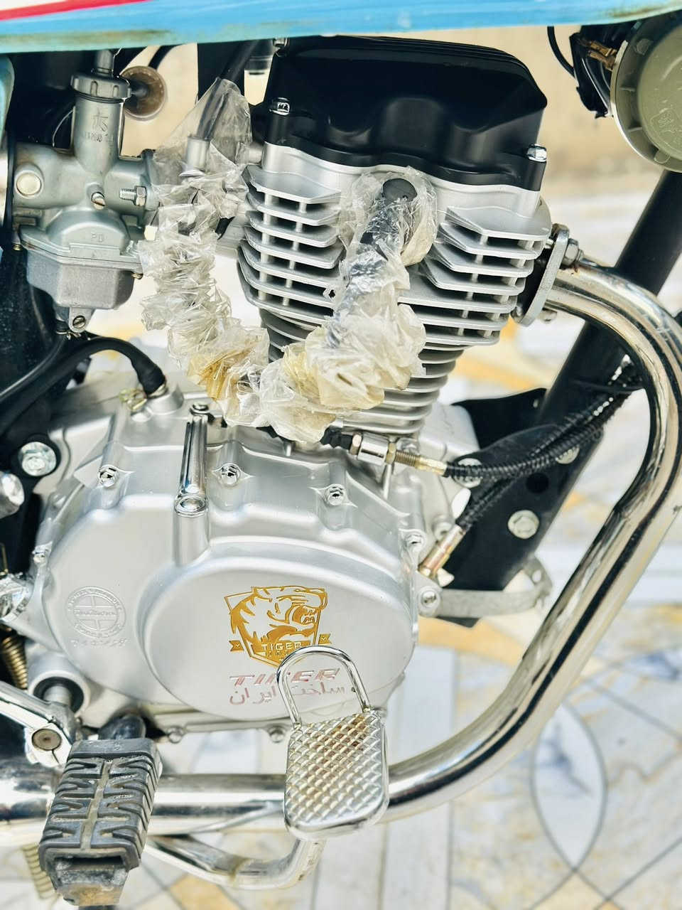 السـلام عليكم. دراجة تايكر21 للبيع كاملة مابيها نقص كلشي شغال منفيس موجود صالنصه صوت  ب500 وبيها مجال للشراي *********** مكاني حي العسكري
