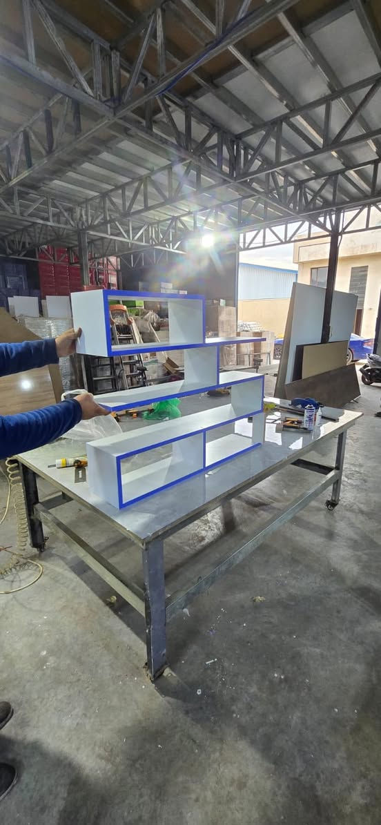 من داخل معمل ورشة الخشب
نفذنا رفوف خشبية حسب طلب الزبون، شغل يدوي وقياسات مضبوطة حتى تناسب المساحة وتطلع بالشكل المطلوب 👌

للتصميم والتنفيذ حسب الطلب
📞 ***********
📍 بغداد – القناة، حي البساتين
