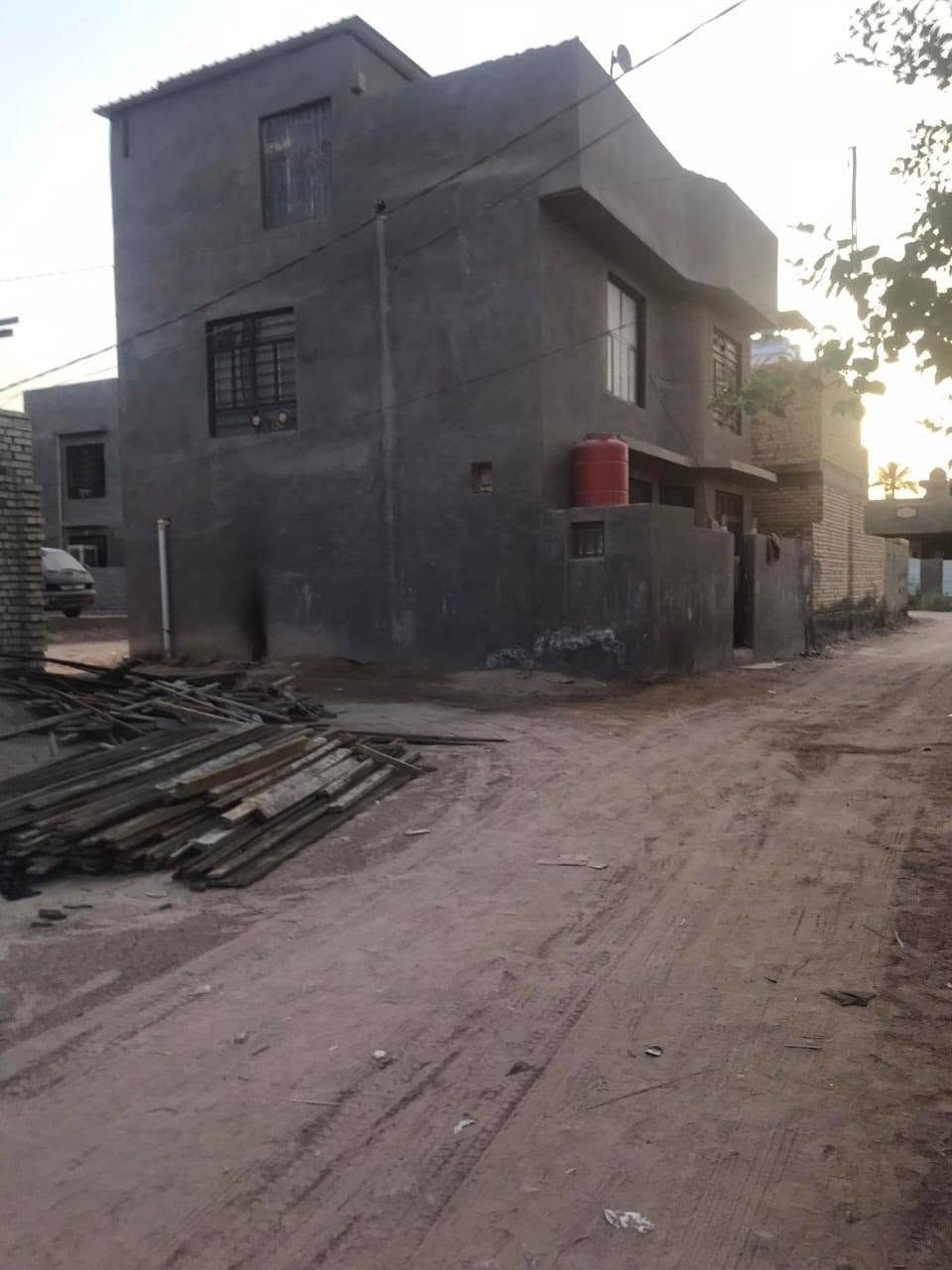 بيت للبيع مكان طويريج طابو زراعي سند 25
طابقين 
الطابق الثاني من 3غرف +صحيات كامله مساحه الغرف 
4.5×4.5
4.5×4.5
4×3
يبعد 50 متࢪ عن الشارع العام ويبعد 200 متر عن السيطره حي الصناعي 
مساحه البيت 100 متر وبضهر البيت قطعه مساحتها 90 

#للاستفسار #الاتصال ع #الرقم ***********
