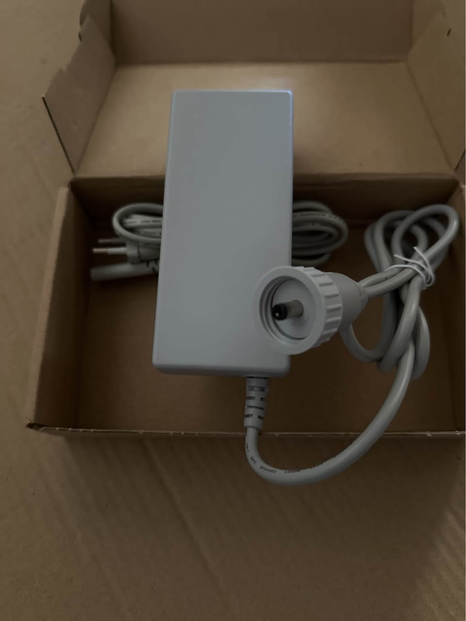 کوردی:
ئاداپتەر و شەحنکەرەوەی ئەسڵی EDAC 24V 3.75A بۆ ڕۆبۆتی ECOVACS WINBOT

ئاداپتەر و بەرهەمهێنەری وزەی (AC Adapter/Power Supply) ئەسڵی و کواڵێتی بەرزی براندی EDACPOWER ELEC. ئەم شەحنکەرەوەیە بە تایبەتی بۆ ڕۆبۆتەکانی پاککەرەوەی جامی جۆری ECOVACS WINBOT دیزاین کراوە بۆ دابینکردنی وزەیەکی جێگیر و سەلامەت.
 مۆدێلە گونجاوەکان:
 بە تەواوی گونجاوە بۆ ڕۆبۆتەکانی ECOVACS WINBOT مۆدێلەکانی: W920, W950, 880 WI, WB10, W836 و چەندین مۆدێلی تر.
 تایبەتمەندییە تەکنیکییەکان:
 ڤۆڵتیەی چوونەژوورەوە (Input): 100-240V ~ 2.5A, 50-60Hz (گونجاوە بۆ کارەبای نیشتمانی).
 ڤۆڵتیەی چوونەدەرەوە (Output): 24V 3.75A (تەزووی بەردەوام DC).
 توانا (Power): 90W (٩٠ وایت).
 مۆدێلی ئاداپتەر: EA10952 / EA10952E / EA10952-240.
 جۆری پلاک: خاوەن سەری قفڵدار بۆ ڕێگریکردن لە لێبوونەوە لە کاتی کارکردنی ڕۆبۆتەکەدا.

 العربي (Arabic)
شاحن ومحول طاقة أصلي EDAC 24V 3.75A لملحقات روبوت ECOVACS WINBOT

محول طاقة وشاحن أصلي (Original AC Adapter Power Supply) من شركة EDAC الشهيرة. مصمم بجودة تصنيع عالية ليوفر تيارًا مستقرًا وحماية متكاملة لروبوتات تنظيف الزجاج الذكية من إيكوفاكس وينبوت.
 الأجهزة المتوافقة:
 متوافق تماماً مع روبوتات تنظيف النوافذ ECOVACS WINBOT بموديلاتها: W920, W950, 880 WI, WB10, W836 وغيرها.
 المواصفات الفنية:
 الجهد الداخل (Input): 100-240 فولت ~ 2.5 أمبير، 50-60 هرتز.
 الجهد الخارج (Output): 24 فولت 3.75A أمبير (تيار مستمر DC).
 القدرة الكهربائية: 90 واط (90W).
 رقم الموديل (Model): EA10952 / EA10952E.
 نوع المقبس: مزود بسلك توصيل ذو قفل أمان لضمان عدم انفصال الشاحن أثناء حركة الروبوت على الزجاج. السليمانية, العراق


**إذا كنت صاحب هذا الإعلان وتريد حذفه لأي سبب، رجاءا أرسل رسالة إلى الدعم الفني**