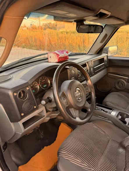 السلام عليكم جيب كومندور للبيع موديل ٢٠٠٧ محرك ٣٧٠٠ رقم بغداد بأسمي بيها خيط تبخير بالمحرك الصدر نص عمر التايرات نص عمر يرادلها ترتيبات شويه ضررها باب السائق وباب السكن وبيها تعديلات بجاملغ السكن الخلفي السياره شغاله وبحاله جيده التبريد شغال السعر ٧٢ورقه وبيها مجال للشراي للاستفسار الاتصال غلى الرقم ***********
