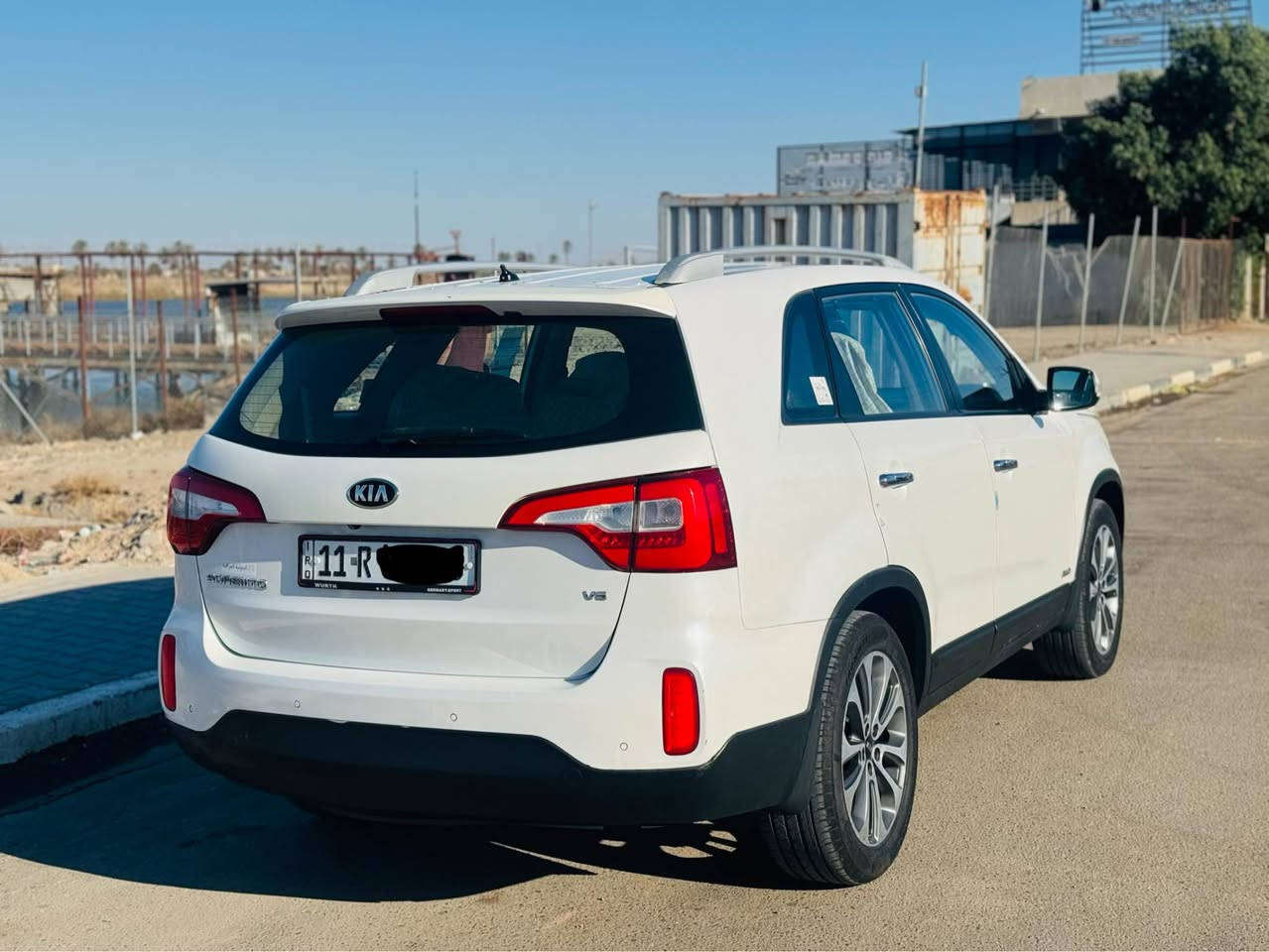 سورنتو 2015 خليجي 6 سلندر 
رقم بغداد بآسمي مشروع وطني 
ماشية 87 الف 
بصمة 
تحكم ستيرن 
بصمة دخول ابواب 
كشن السائق كهربائي 
السيارة مكفولة ما عدا بارد اربع اصابع بالجاملغ الخلفي بدون صبغ 
السعر المطلوب 195 
مكان السيارة البصرة 
*********** Singapore
