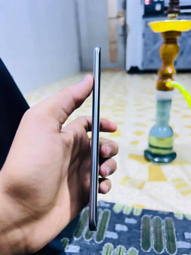 السلام عليكم ورحمة الله للبيع
(تكنو سبارك 40 برو بلس).

​الشاشة:
​نوع: 3D AMOLED (شاشة منحنية الأطراف)
​الدقة: 1.5K (1224x2720 بكسل)
​معدل التحديث: 144Hz (مما يوفر سلاسة فائقة)
​المعالج:
​MediaTek Helio G200 (يذكر أنه "الأول من نوعه في العالم")
​الذاكرة والتخزين:
​يتوفر بخيارين للتخزين: 256GB 
​الذاكرة العشوائية (RAM): 8+8GB
​الشحن والبطارية:
​سعة البطارية: 5200 مللي أمبير
​الشحن السريع: 45W (شحن سلكي)
​الشحن اللاسلكي: 30W (شحن لاسلكي مغناطيسي)
​الكاميرا:
​الكاميرا الخلفية الرئيسية: 50 ميجابكسل (مع دعم التثبيت الإلكتروني للصور - EIS)
​ميزات إضافية:
​مقاومة للغبار والماء بمعيار IP64.
​تقنية NFC (الاتصال قريب المدى).
​نظام تشغيل Android 15 وواجهة HIOS 15.
​بصمة تحت الشاشة (بصري).
​مكبرات صوت مزدوجة مع تقنية Dolby Atmos.
​ميزة FreeLink للمكالمات المجانية بدون إشارة.
مستعمل شي قليل  
للمروسه او بيع
السعر خاص
او مروسة 
***********
