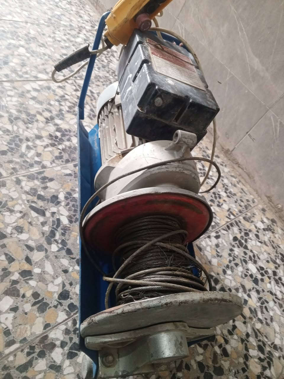 عندي ونج للبيع كامل سكلة وعرباين موطور ٣٠٠كيلو السعر ٤٥٠ قفل بغداد التاجي  ***********
