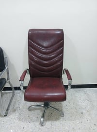 كرسي الحمر جبير 50  كراسي ا سود واحد 35   كل ضرر مابيهه بحاله جيده جك ...