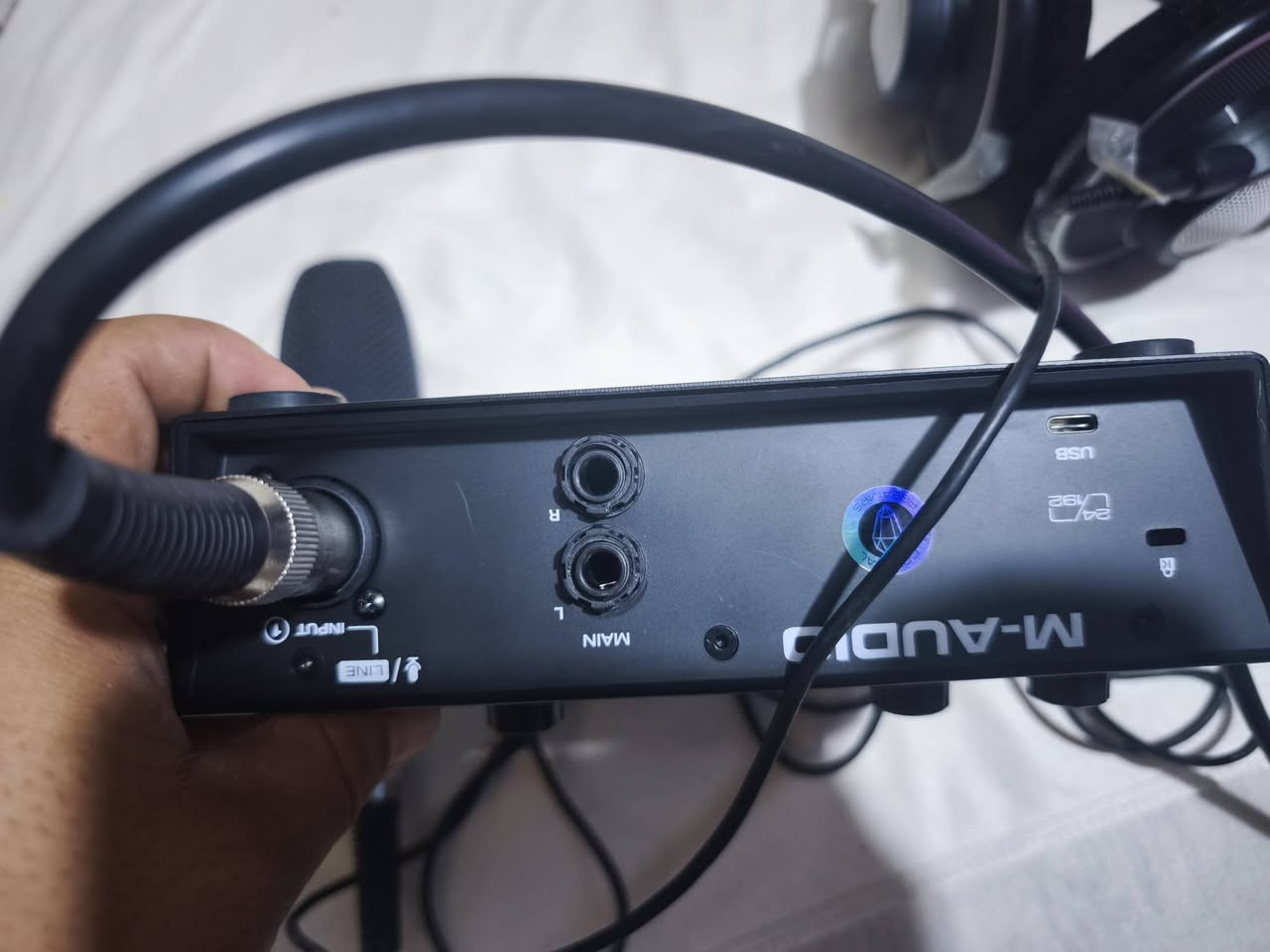 هذه حزمة تسجيل صوتي متكاملة M-Audio AIR 192|4 Vocal Studio Pro.
تتضمن واجهة صوت USB بمعدل 24-بت/192 كيلوهرتز.

تشمل الحزمة ميكروفون مكثف Nova Black وسماعات HDH40
 بكج كامل الي يفيده يتواصل على هذا رقم ***********
