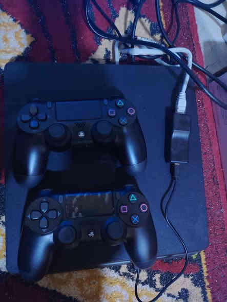 سلام عليكم ورحمة الله بلي 4 سلم للبيع مهكر 
500G
10 العاب مثل ما مبينات بل صور جهاز صارلي سبوع من اخذته الله شاهد لو ما معتاز ما ابيعه 
مهكر بس الجناي يعرفله سعر 275 بي مجال بسيط عنوان بصرة شارع الوفود *********** البصرة
