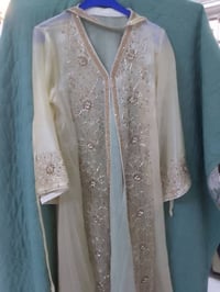 قياس ٤٢ • تطريز ثقيل • ملبوس مرة وحدة