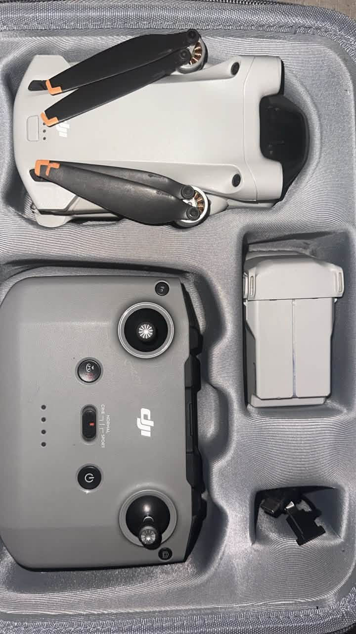 السلام عليكم ورحمة الله وبركاته
درون dji mini 3 pro سنكل أستعمال قليل جداً
مع بطاريتين بلاس الأصلي ٤٨ دقيقة ملحقات كاملة مع ريش أحتياط جديد وقديم ومفك براغي.

❗️ملاحظة : بيها فقط خدش بسيط وممأثر أبداً مكاني سماوة توصيل ماعندي للي حاب يتواصل رقمي واتساب  ***********
