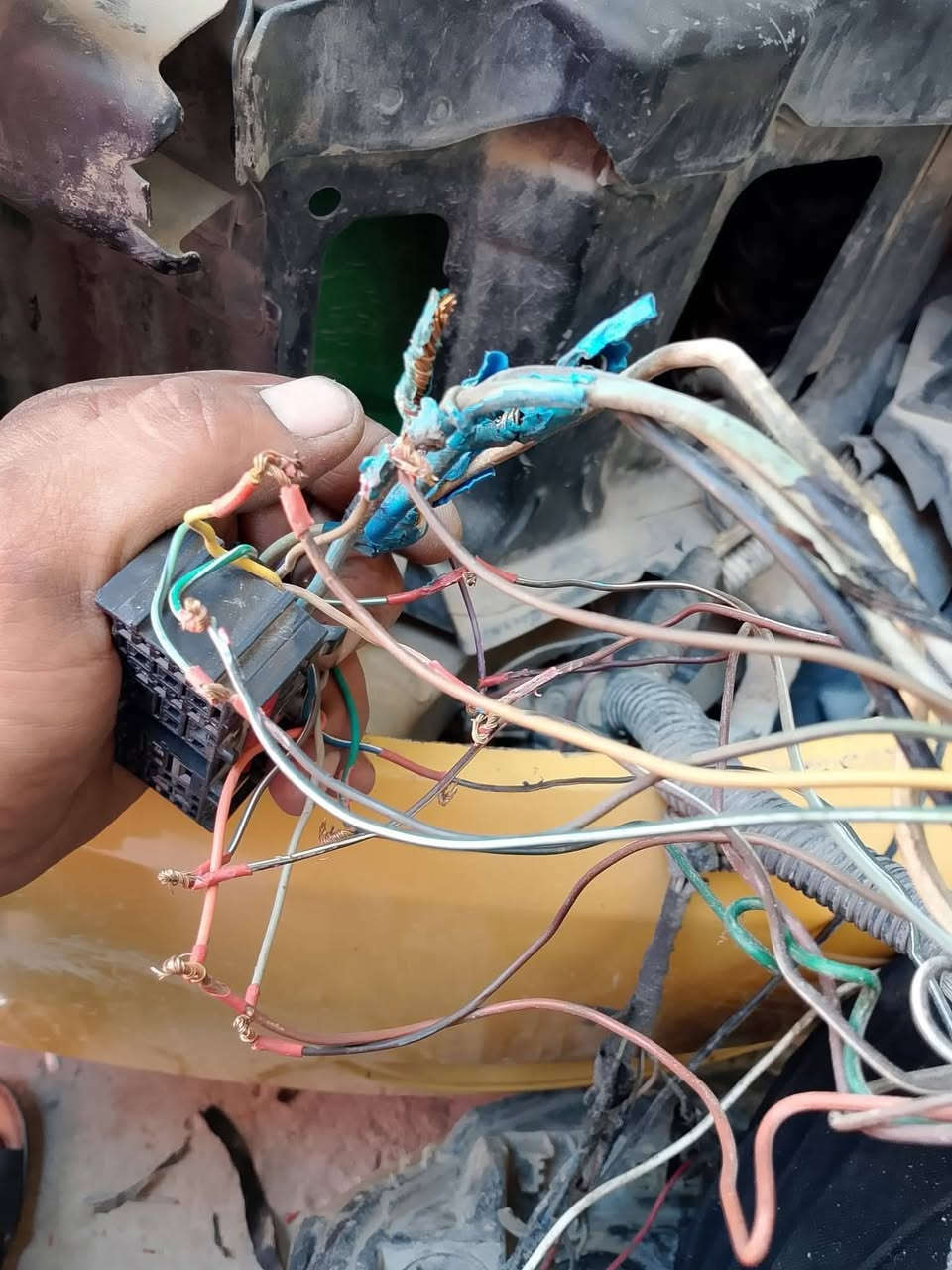 ورشة المؤمل الكهربائي ادامه الضفاير ولكهربائيات عامة الشوفر ليت ارجاع الخطوط ادامه الحساسات ولغاء جميع الجطلات ولخطوط خارج الضفيره وتصليح الكيجات يتوفر كادر جوال الى جميع المحافضات  عنوان الورشة بغداد مدخل  محطه وقود  الجبهة  *********** ه ورشة المؤمل
