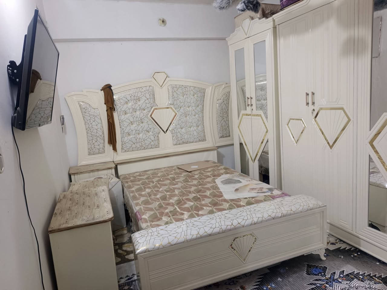 السلام عليكم غرفت نوم صاج عراقي حراري 6بيبان غير مستخدمه (جديده)  سعرها بمليون و650 وبيها مجال للاستفسار التواصل على الرقم ‏‪***********‬‏ او المراسله خاص
