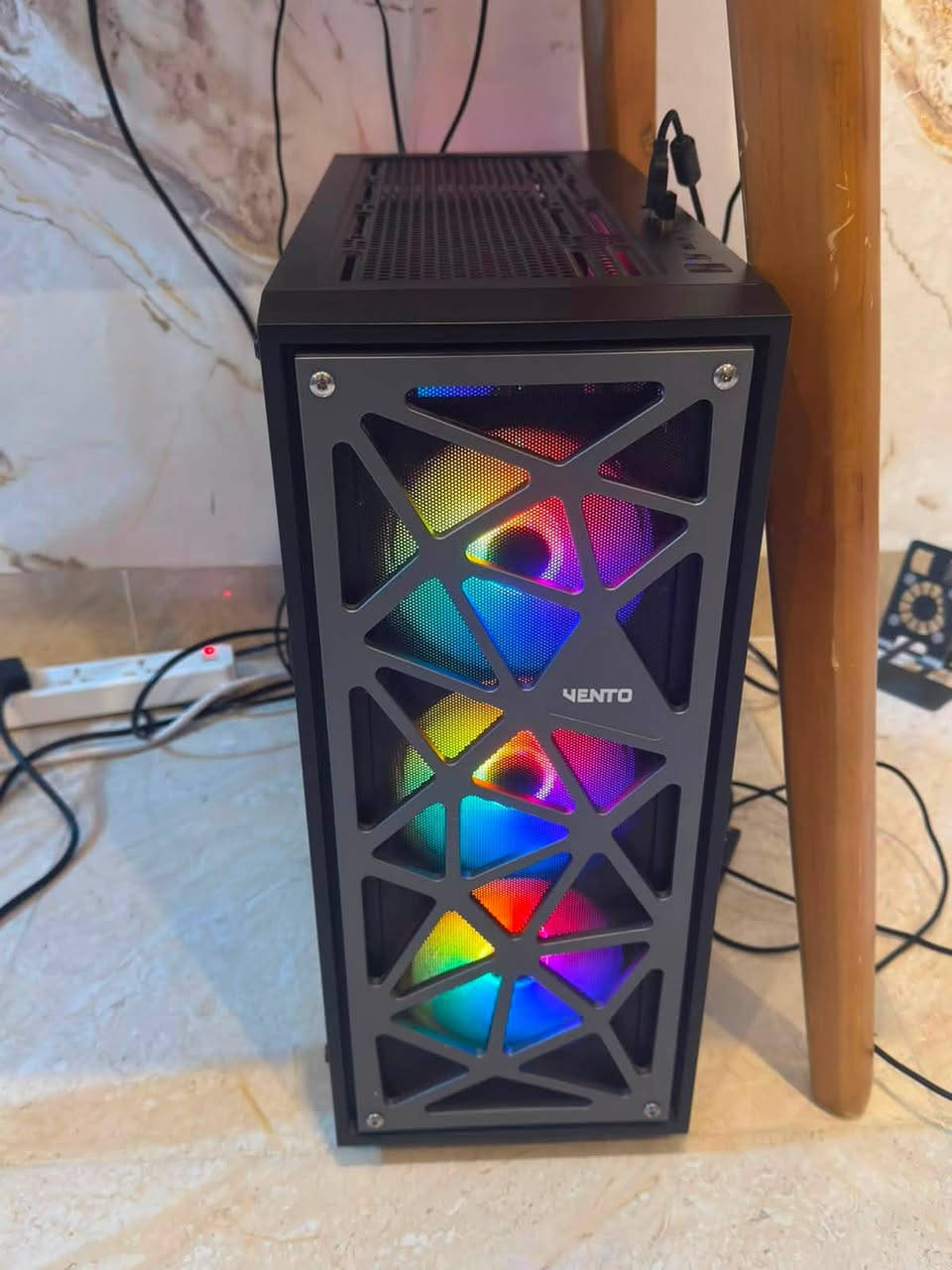 Intel Core i5-12400F
*كرت الشاشة: NVIDIA RTX 4060 8GB
* الرام: 16GB DDR4 3200MHz
* التخزين: SSD 1TB
* مزود الطاقة: 650W
* الشاشة: 25 بوصة، 180Hz
* الكيبورد: HyperX
* الماوس: Cloris 
* ⁠سماعات هايبر اكس كلاود 
* ⁠سماعات سبيكر صغار صوتهن حلو وصافي 
* ⁠يو بي اس 1500 اوفلاين استعمال اقل الشهرين 
كرسي مكتبي نظيف ومريح للكعدات الطويلة 
* ⁠* ⁠استعمالها شهرين والحاسبة نظيفة كلش تجي للبيت تفحص وتجيكها على حسب الاصول وتقتنع بيها واني بخدمتك عنواني بغداد البياع تقاطع درويش 
* ⁠متواجد خاص 
* ⁠للاستفسار هاتف :***********
*

