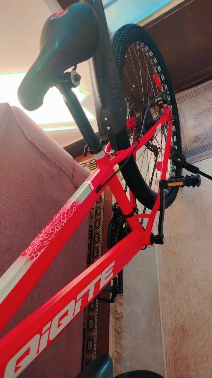 السلام عليكم بايسكل للبيع  نوع صيني درجه اولى دبلات امامي نوع رياضي ويل المنيوم حجم 26السعر ١٠٠ استخدام كم يوم لاتصال على رقم ***********
