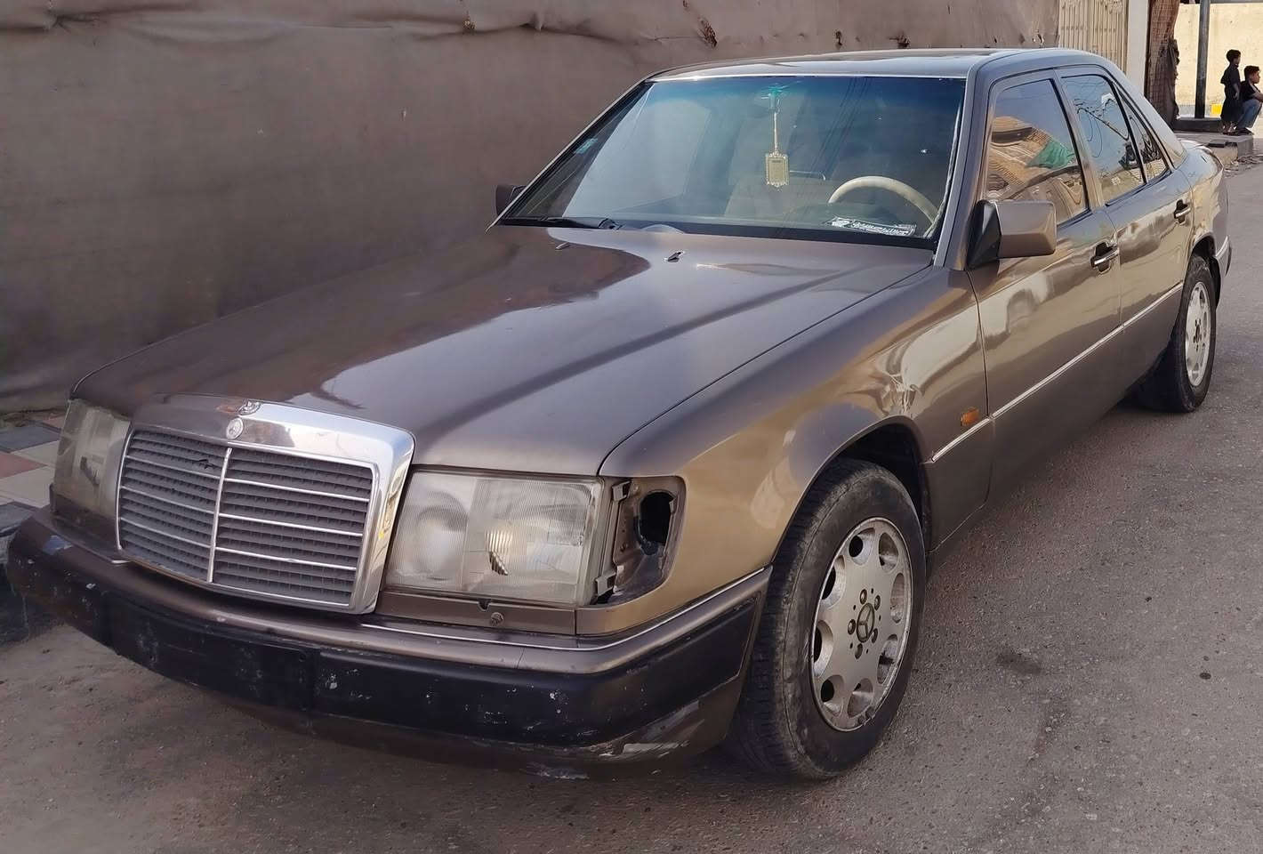 السلام عليكم 
مارسدس دب موديل 1989 _ السياره اصوليه رقم بغداد بيه قاصرين ما تداور بل وقت الحالي  / وانه ابيع أدوات كوم حديد مكينه وكير 2,500 تبريد شغال حداديه نص عمر العنوان ذي قار سوق الشيوخ / السعر 30  ورقه وبيه مجال
للاستفسار/ ***********
