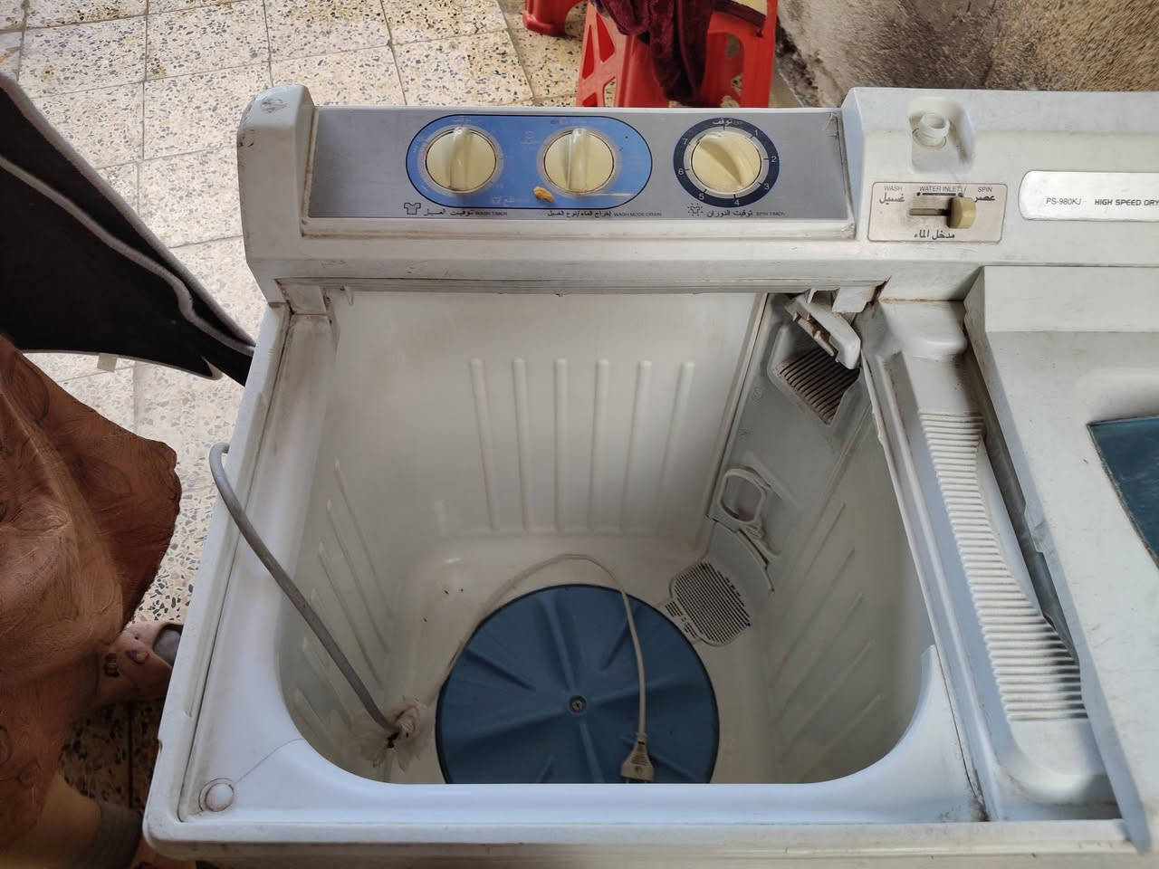 السلام عليكم 
متاح غساله هيتاشي يابني اصلي شغاله بس المجفف عاطل السعر 40  الاتصال على الرقم ***********

