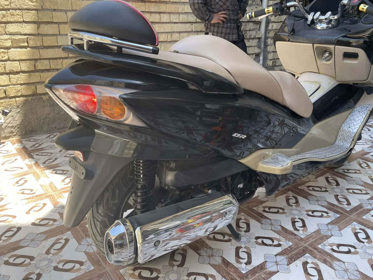 دراجه فوزه للبيع 010 عميه مكفوله من كلشي بيها نقص كلجات طلع رجه خفيفه السعر ١٣٠٠ وبيها مجال العنوان ابو غريب رقم ***********
