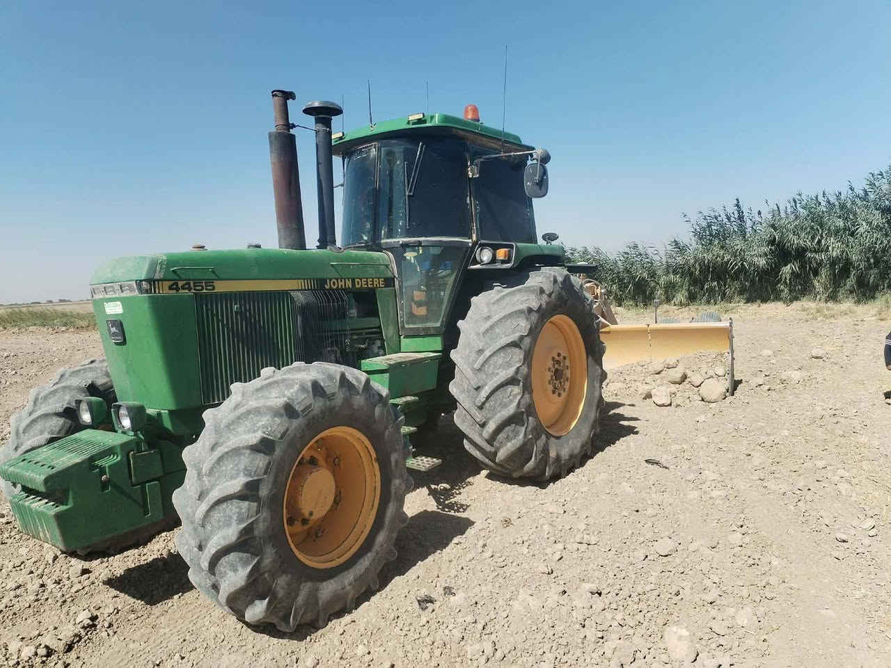 مكينه جوندير حجم 4455
موديل ٨٩
مرقمه واسطه
مكينه جاهزه للعمل
عداد العمل 3700ساعه لمكان واصط لاستفسار اتصل 
***********
