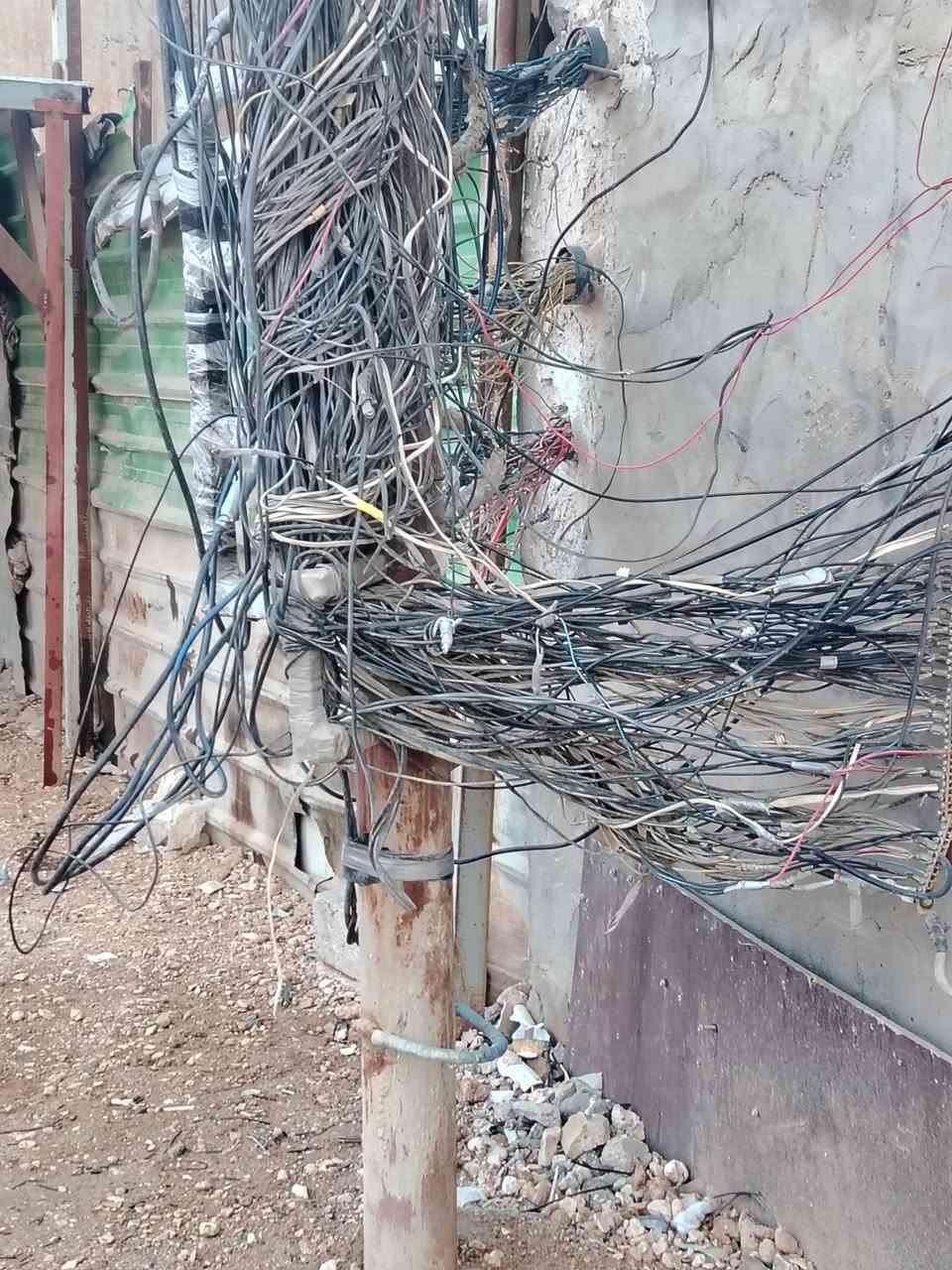 سلام عليكم كهربائيّ مولات تصفيات وايرات مولدات وترتيب الوايرات ربط بوردات وكابينات *********** الرقم الي يريد يتصل على هاذه الرقم
