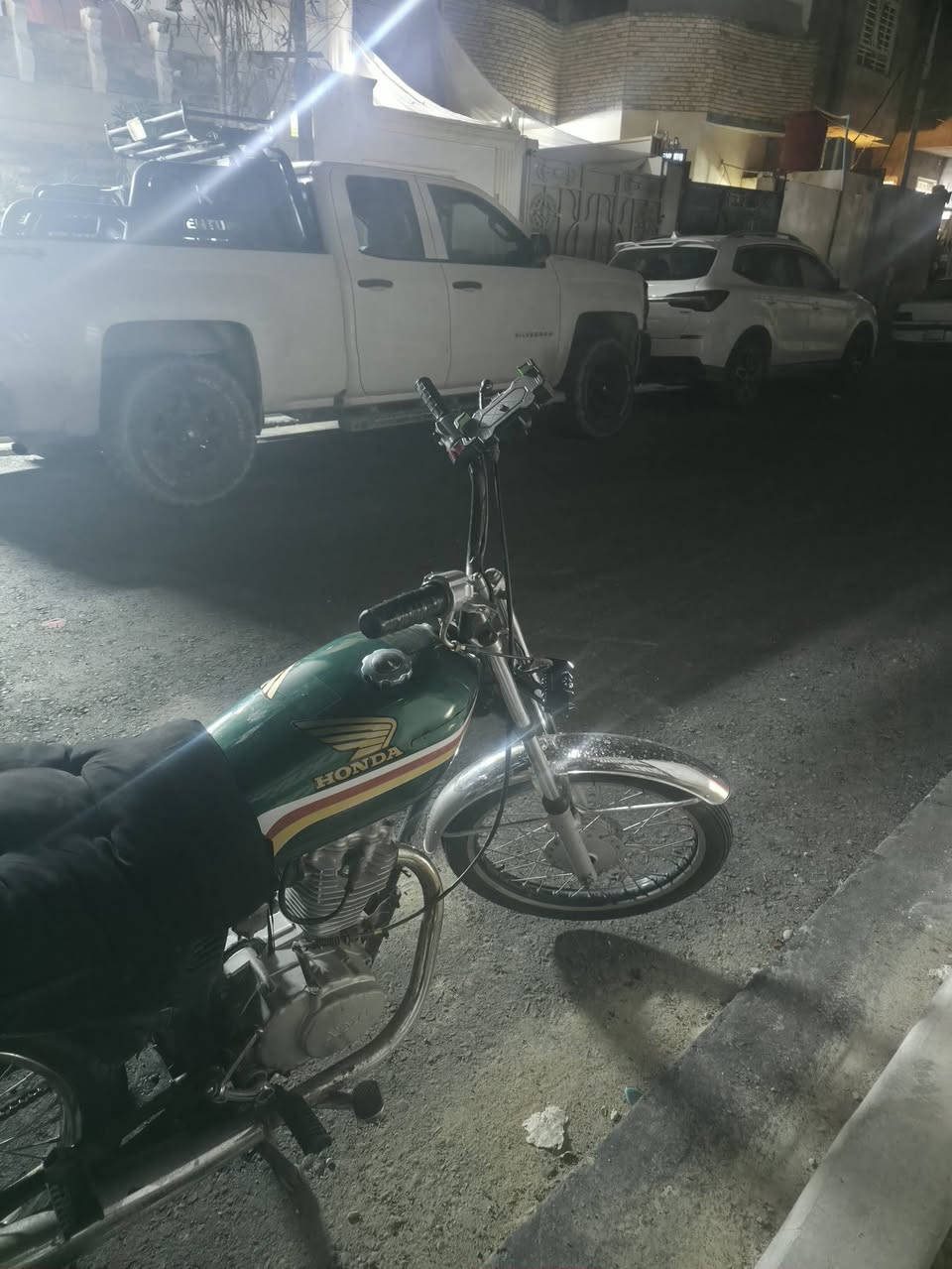 السلام عليكم دراجه ادوات نامه شلامجه للبيع نهضه مكينه كلجات جدد فول دراجه العنوان البصره الزبير السعر 350 وبيه مجال حك الجيه الرقم ***********
