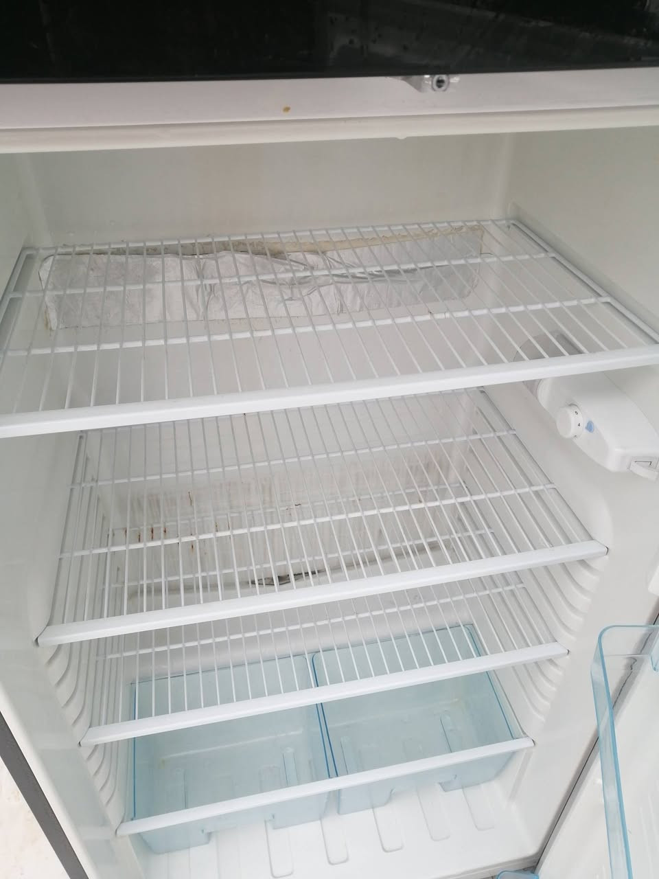 ثلاجة للبيع نظيف حييل فقط بيها كسر داخلي والسعر 175 عنوان كركوك منطقة ال55 تواصل رقم الهاتف ***********
