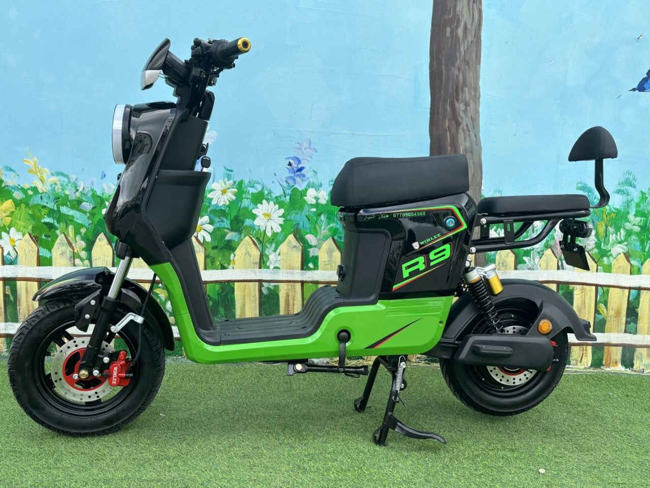 عروضات نهاية سنه 
دراجه شحن نوع R9 ونلي الأصلي ببطارية 32 أمبير انتاج 2026 فول موصفات تقطع مسافه 50كيلومتر وتتحمل وزن 150كيلو حقيقي سرعه 109 شاشه بريكات دسك هايدروليك نضام باركينج ونضام بك R سماعات بلوتوث موديل الأحدث تشغيل كارت بصمه مفتاح متوفر اقساط ونقد توصيل جميع محافضات  يوجد. جمله والمفرد للاستفسار اتصال *********** معرض الاخوين العنوان كركوك شارع القدس
