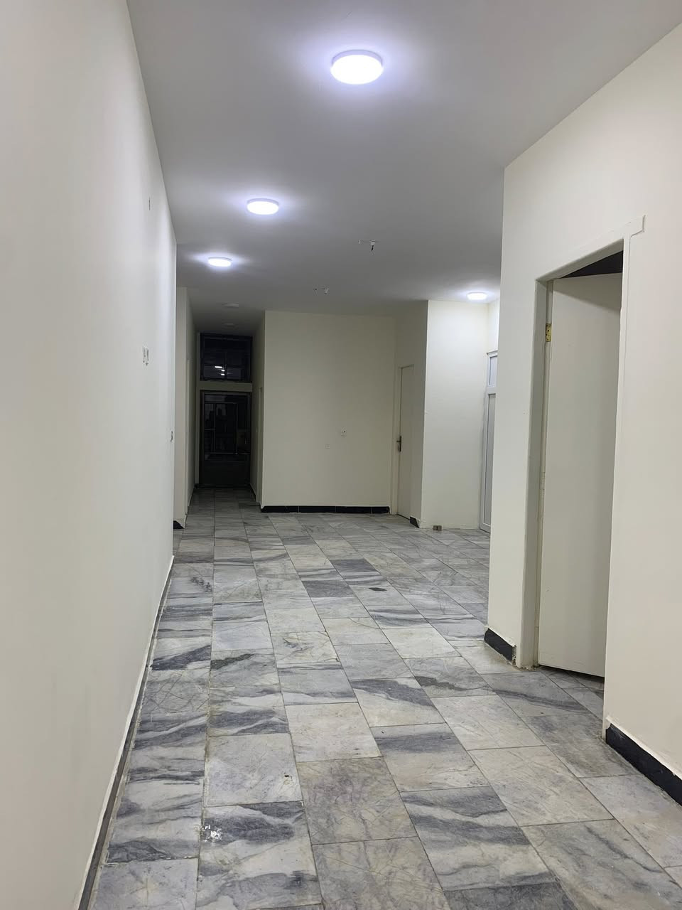 دار تجاريه للايجار
 المساحه 300 متر شارع 20 قرب اسواق باندا ماعدا الصيدليه الخارجيه تتكون الدار من 10 غرف وكراج / للاستفسار ***********
