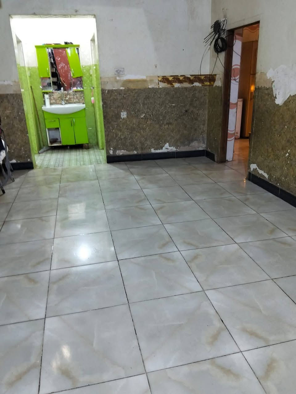 دار للبيع مساحته ١٥٧ 
٣ طوابق ٥ غرف نوم  الحسينيه منطقت الظباط قرب مطعم الامير الاسعر ١٣٠ وبيه مجال ***********
