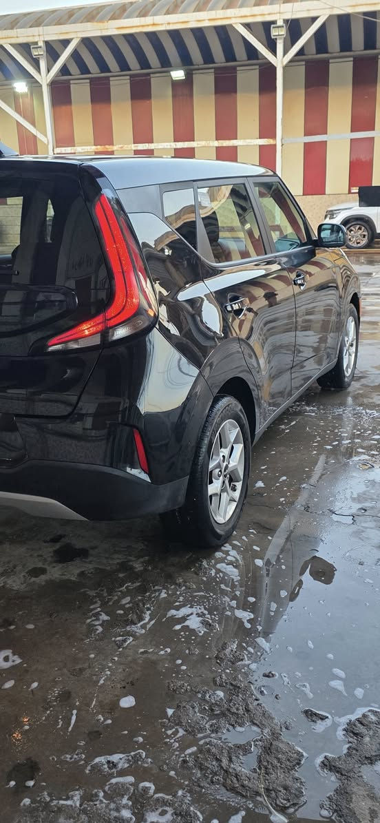 كيا صول موديل 23مرقمه قادسيه 
محرك حجم 2000 دوش *
شاشه كبيره كار بلي *
كامره خلفيه دواره *
فول تحكم ستيرن *
رادار امامي جانبي *
تحديد مسار للأمام *
قياده ذاتيه *
مانع تصادم *
كروز سرعه*
عداد دجتال*
ثلاث انظمه للقياده *
بك لايت لد *
ويل كب حجم 16 كروم *
سياره جديده ماشيه 7 الاف *
حادثها موضح بالصور بدون دواخل *
مكانها الديوانيه سعرها 145وبيها مجال للاستفسار الاتصال على الأرقام *
*********** واتس اب 
***********
