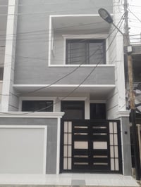 بيت للبيع المساحه 100 5×20  يحتوي البيت على ٤غرف نوم وصاله ومطبخ وخدما...