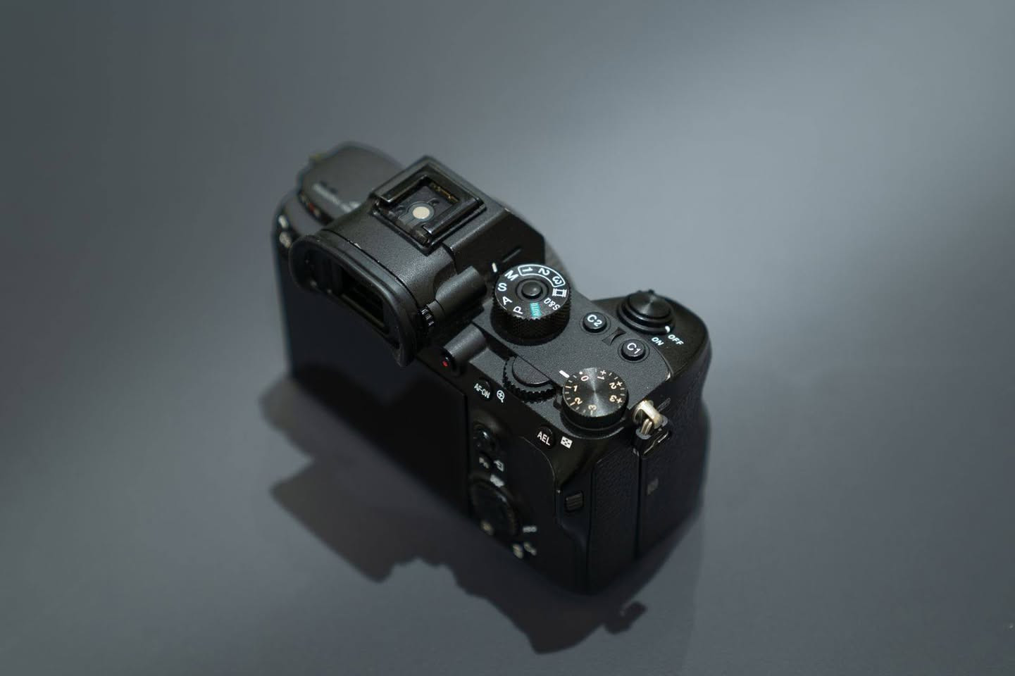 للبيع  SONY A7RIII
للتواصل ***********

مكاني بغداد شارع فلسطين 

نظيفة كلش 100% 

السعر 1600

ملحقات كارتون وشاحنة وبطارية

للعلم هذه R3 مو A7III

 يعني 42.5 ميكه بكسل
