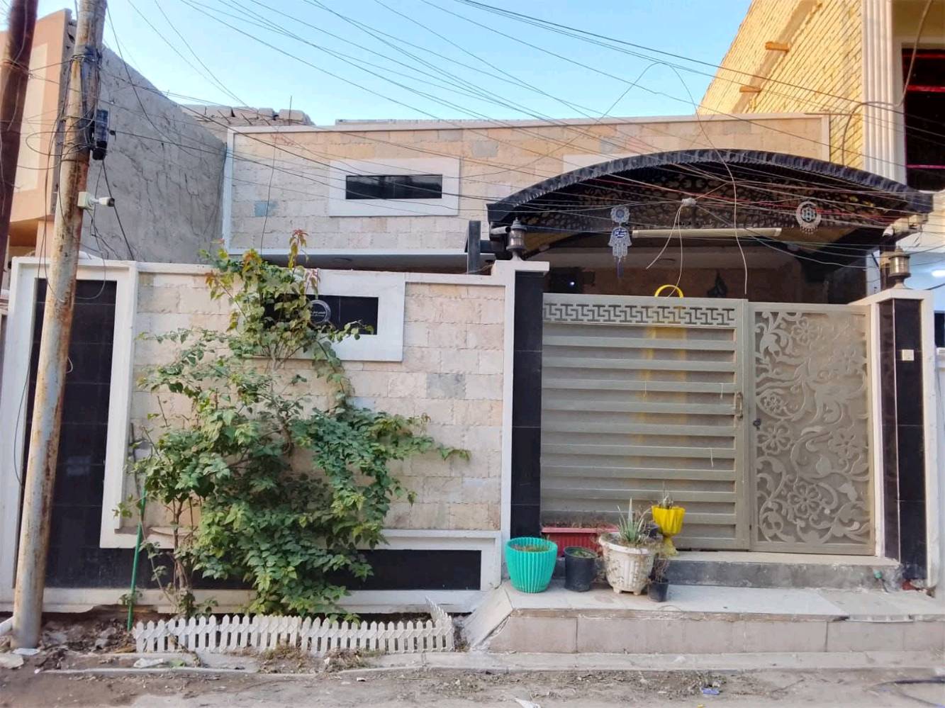 دار للبيع طابو زراعي سند 25 ملك صرف 
الدورة منطقة كفاءات الصحة قريب الشارع العام .
منطقة هادئة جدا وخدمات كاملة وحيوية .
المساحة : 100 متر واجهة 7
البناء : حديث يحتوي على حديقة وكراج ومطبخ وحمام ومنور وصالة كبيرة بيها قاطع ممكن تكون غرفة وصالة ..
الطابق الاول يحتوي على حمام وغرفة وسطح .
السعر : 125 مليون سعر مناسب جدا .

***********