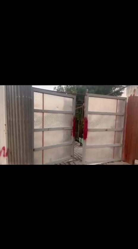 دونم للبيع بي بناء ٤٠٠م يحتوي على ٦ غرف + إستقبال + صالة + مطبخ حار وبارد + صحيات ٢
+ حدائق + بناء حديث الموقع العبيدي قرب مرابطة شطيط + بي باب خلفي يطلع على منطقة حي البتول  السعر 180 وبي مجال للاستفسار التواصل مع ادارة مكتب الوارث للعقار ***********
